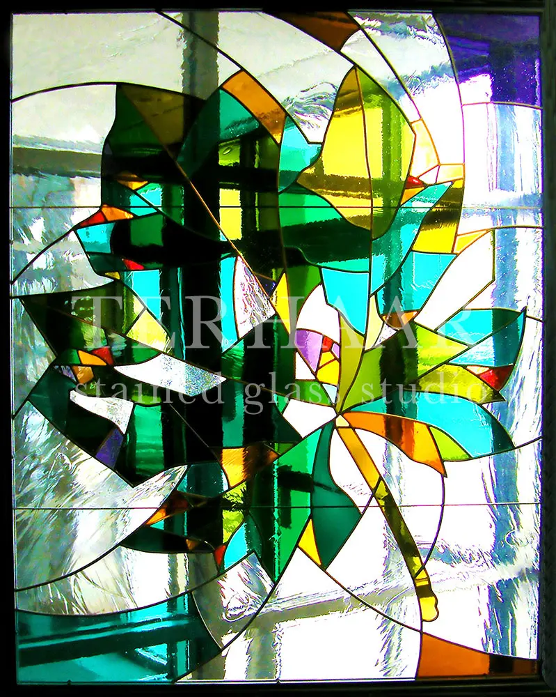 stained-glass-art_maple-leaf-in-lobby_stained-glass-window_commercial_terhaarglass.com